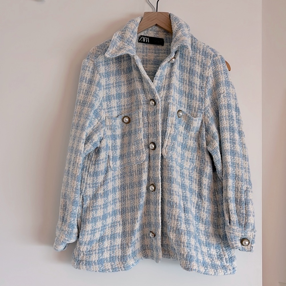 Houndstooth “shacket” (light jacket) - White and light blue tweed woven pattern